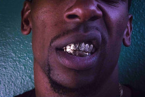Homme sourire grillz en or